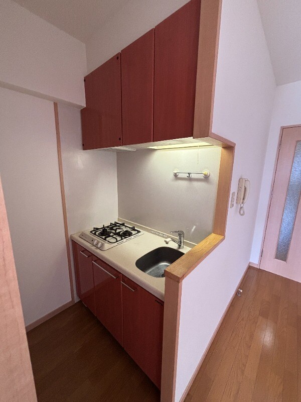 キッチン(二口コンロ付きで、まな板スペースもあり便利なキッチンです)