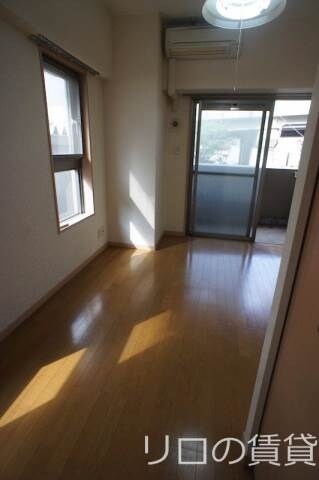 物件内観写真8　(広いリビングでおしゃれな作りです)