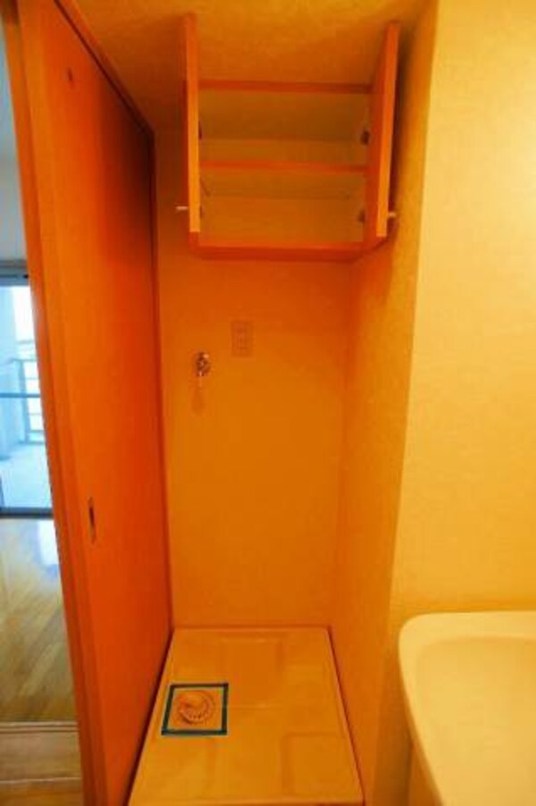 その他共有部分(室内洗濯機置き場で上部に収納ができるのも嬉しい)