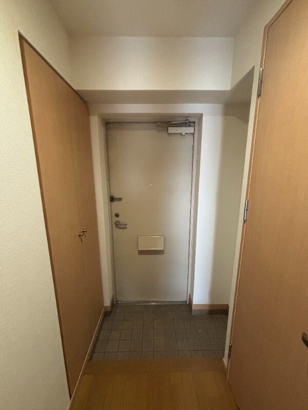 物件内観写真11　(広い玄関で開放感があります)