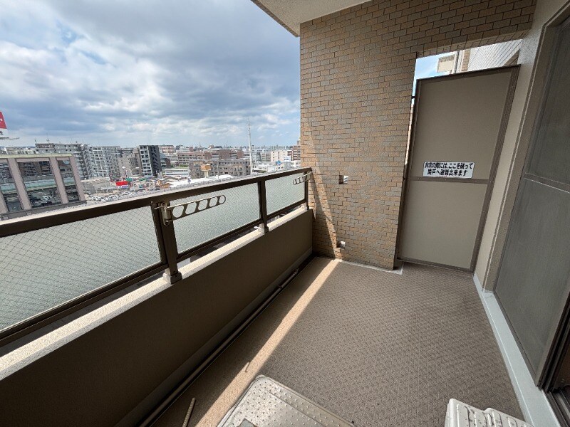 物件内観写真12　(幅広いバルコニーでお洗濯も楽です)