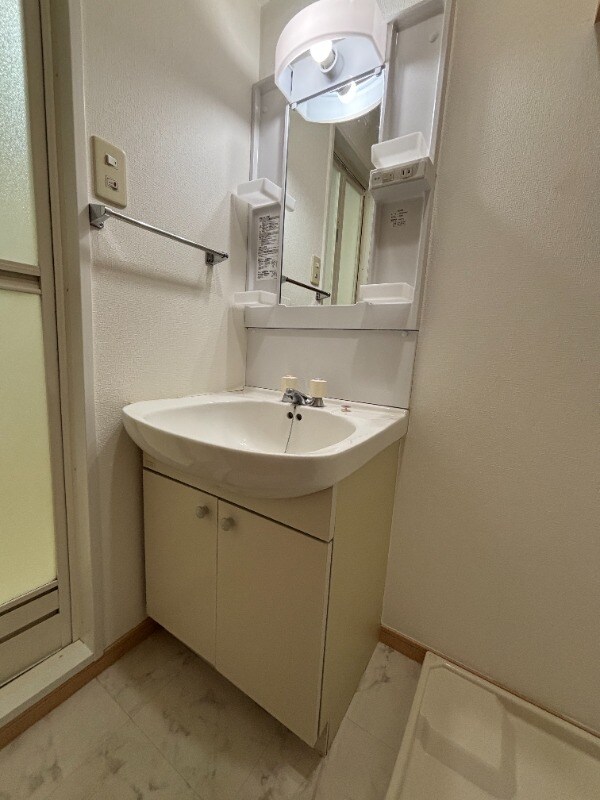 物件内観写真13　(独立洗面台付きで忙しい朝も楽です)