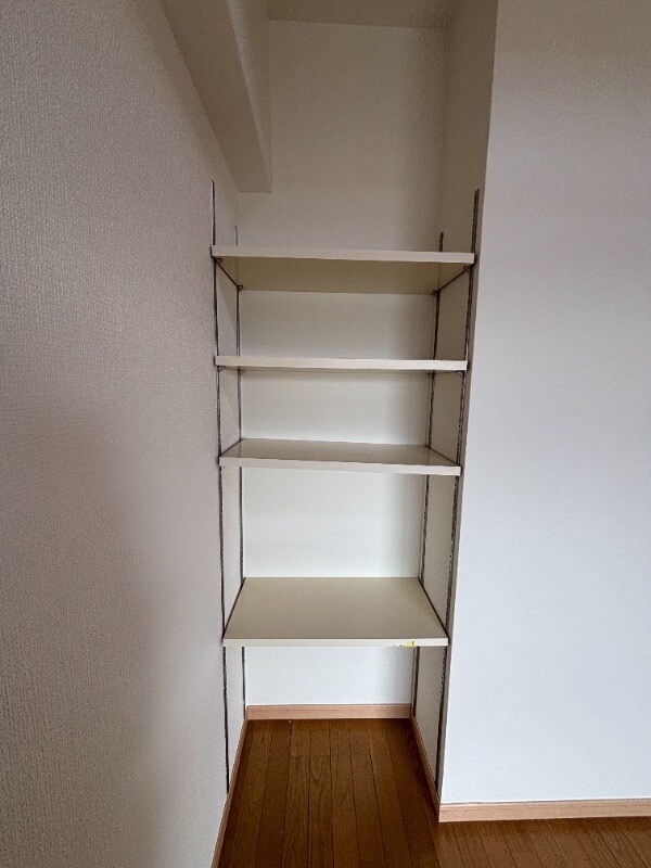 物件内観写真14　(奥行きのある収納です)