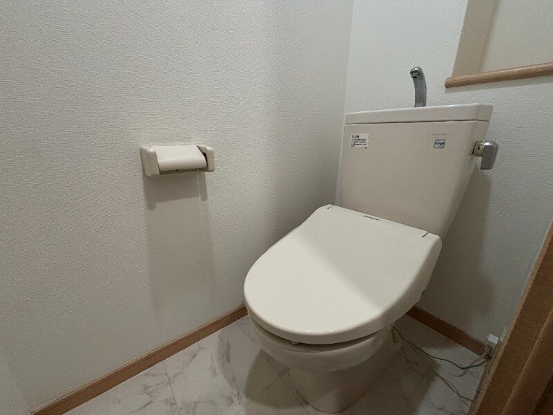 物件内観写真15　(温水洗浄付き便座で便利です)