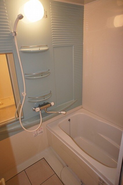 物件内観写真7　(広い浴槽でゆったりくつろげます。)