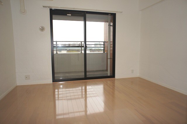 物件内観写真8　(ベッドを置いても余裕があります。)