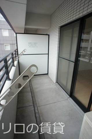 物件内観写真10　(幅広いバルコニーでお洗濯も楽です。)