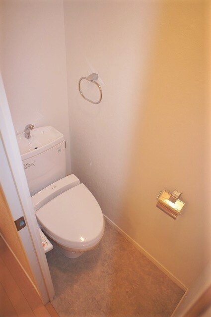 物件内観写真12　(温水洗浄付き便座で便利です。)