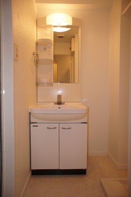 物件内観写真13　(独立洗面台付きで忙しい朝も楽です。)