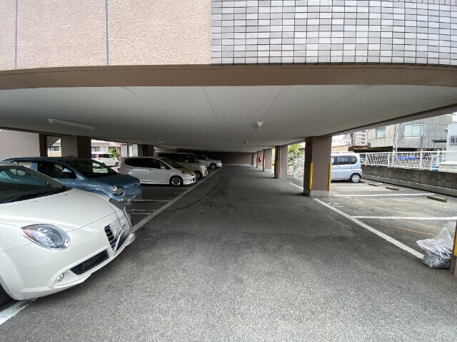 物件外観写真3　(駐車場)