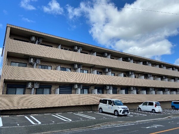 建物外観(国道へのアクセス抜群の立地です)