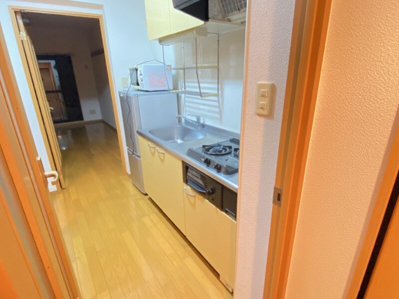 物件内観写真2　(嬉しい２口コンロのグリル付きシステムキッチン)