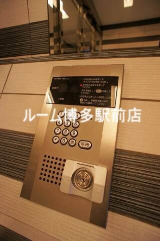 物件外観写真2　(オートロック完備)