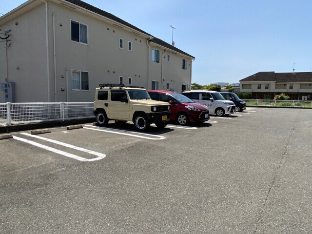 物件外観写真3　(駐車場)