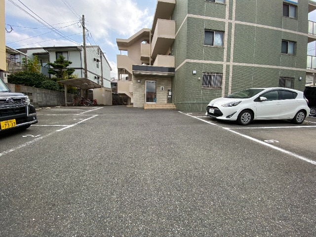 物件外観写真3　(駐車場)