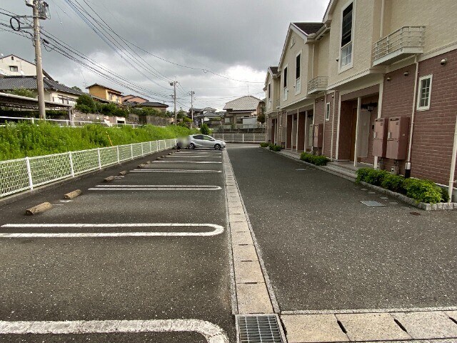 物件外観写真2　(駐車場)