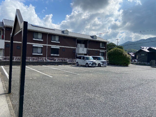 物件外観写真3　(駐車場)