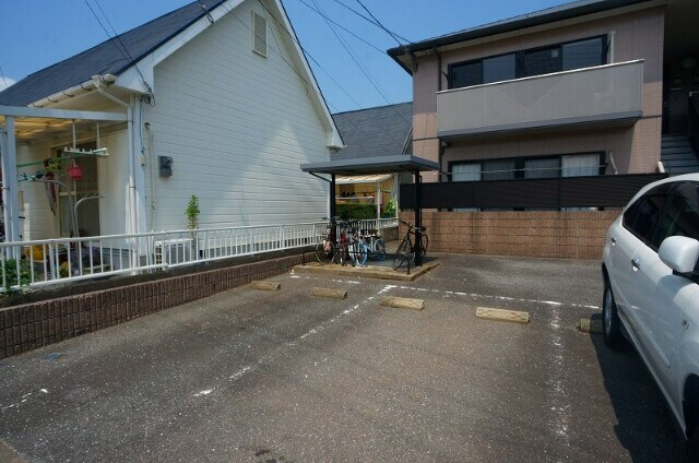 物件外観写真3　(駐車場)