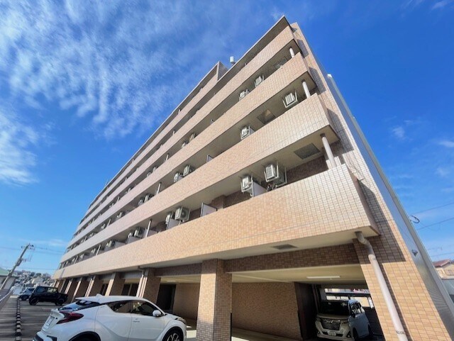 物件外観写真1　(白物家電3点セット付のマンション。)