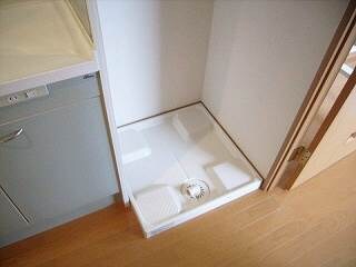 物件内観写真11　(室内洗濯機置き場。同型イメージ)