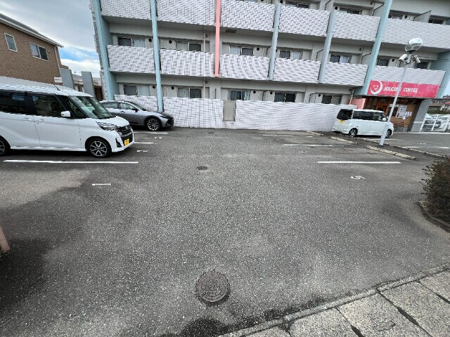 物件外観写真3　(駐車場)