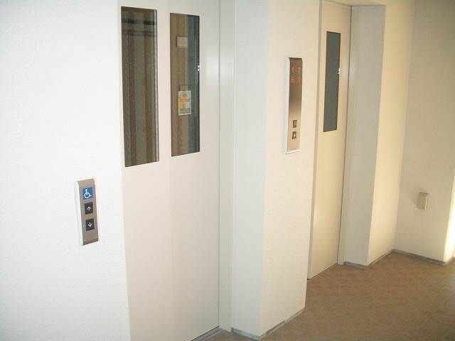 物件外観写真6　(エレベーターも二基あり忙しい時でも安心です)