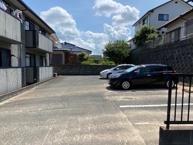 物件外観写真2　(駐車場)
