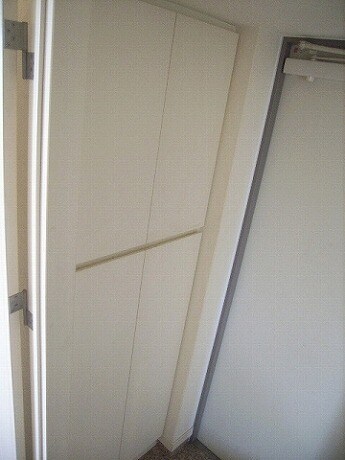 物件内観写真2　(大き目洗面台に浴室乾燥機付き)