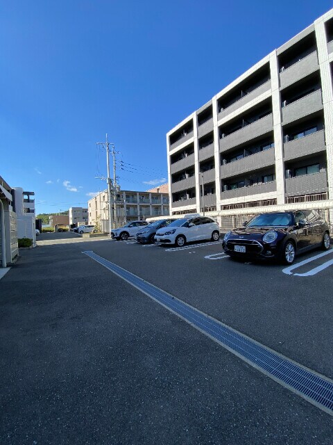 物件外観写真3　(駐車場)