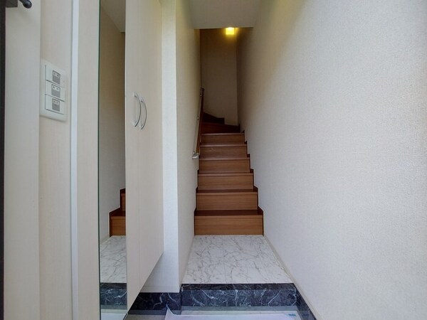 玄関(同物件別部屋イメージ)