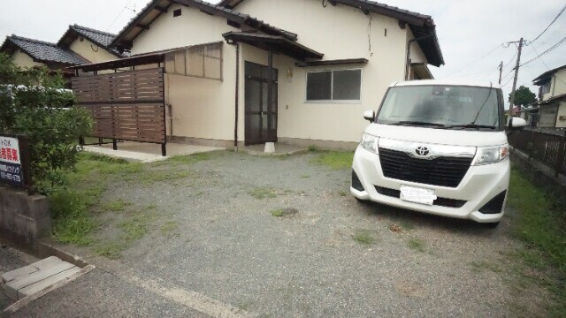 物件外観写真2　(駐車場)