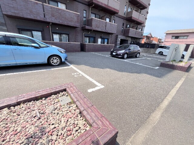 物件外観写真3　(駐車場)