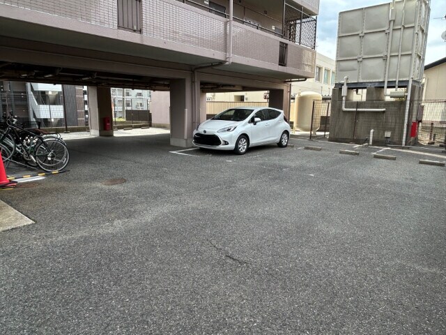 物件外観写真3　(駐車場)