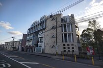 北九州モノレール小倉線 競馬場前駅 5階建 築33年の外観写真