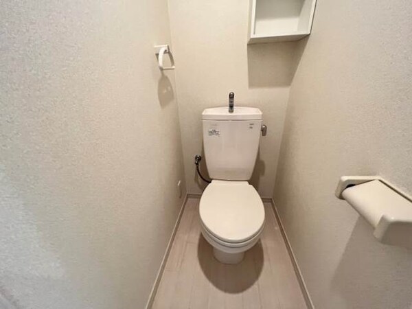 トイレ(同物件別部屋写真)