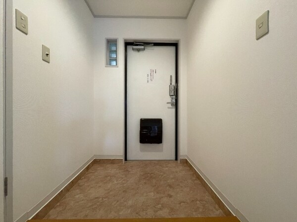 玄関(同物件別部屋イメージ)