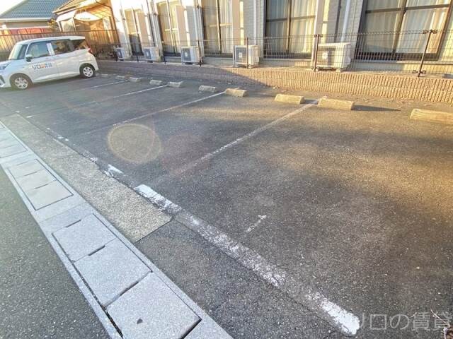 物件外観写真2　(別号室。写真は現状を優先します。)