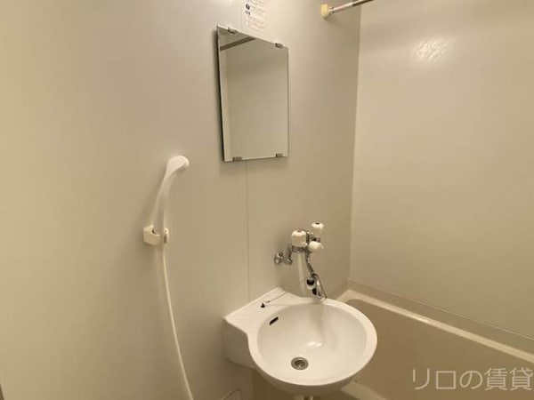 洗面所(別号室。写真は現状を優先します。)