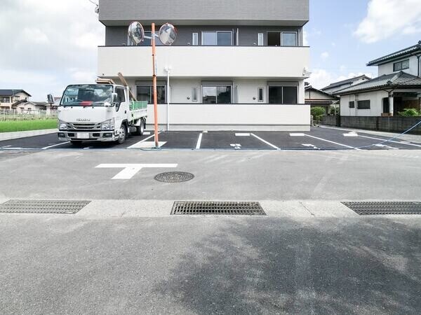 物件外観写真2　(駐車場)