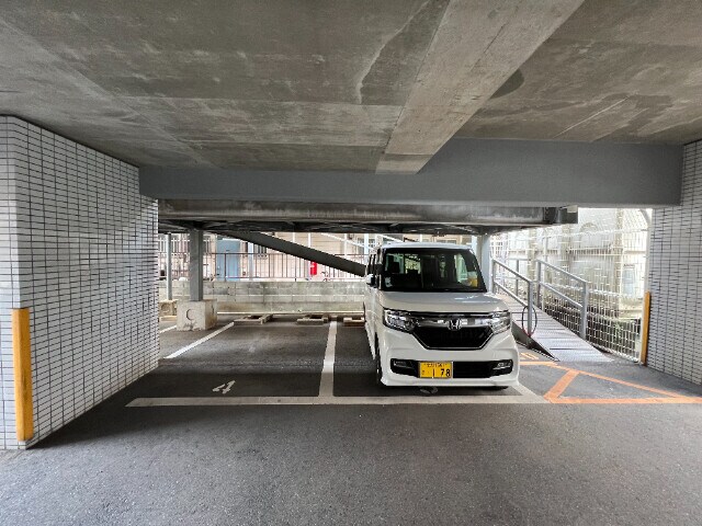物件外観写真3　(駐車場)