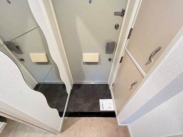 玄関(同物件別部屋写真)