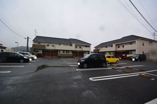 物件外観写真2　(駐車場)