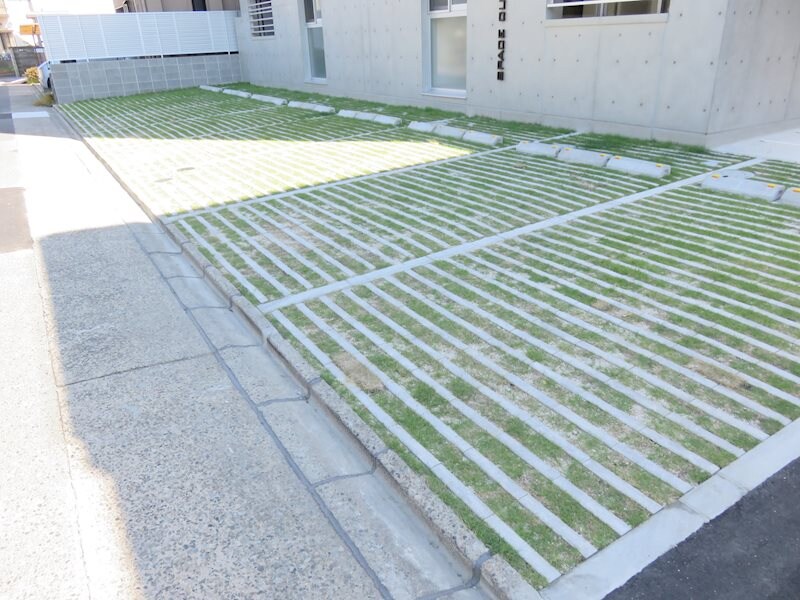 物件外観写真2　(平面駐車場)