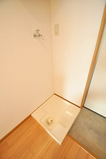 物件内観写真2　(※反転タイプの部屋写真。現況優)