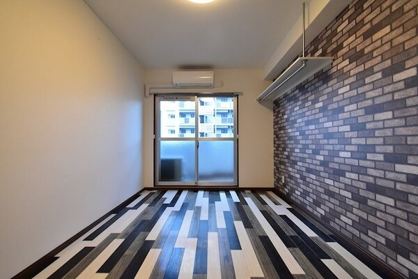 寝室(壁紙、床の色はお部屋によって異なります。)