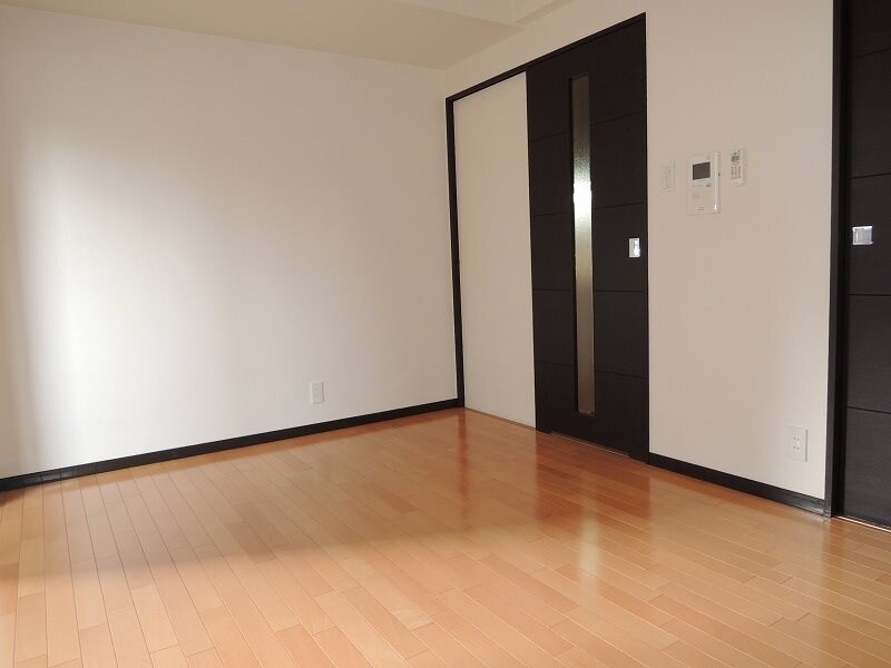 物件内観写真5　(洋室【壁紙は白を基調とした爽やかなお部屋】)