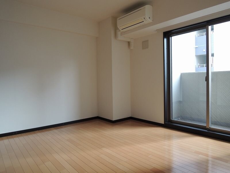 物件内観写真7　(洋室【しっかりとしたフローシング】)