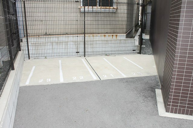 物件外観写真2　(バイク置場)