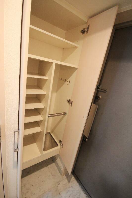 物件内観写真3　(明るい玄関)