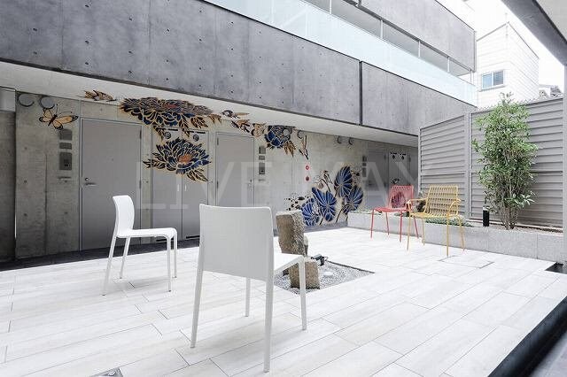 物件内観写真26　(共用部には中庭があります)